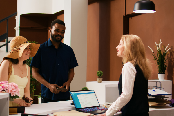 uma recepcionista de hotel atendendo clientes